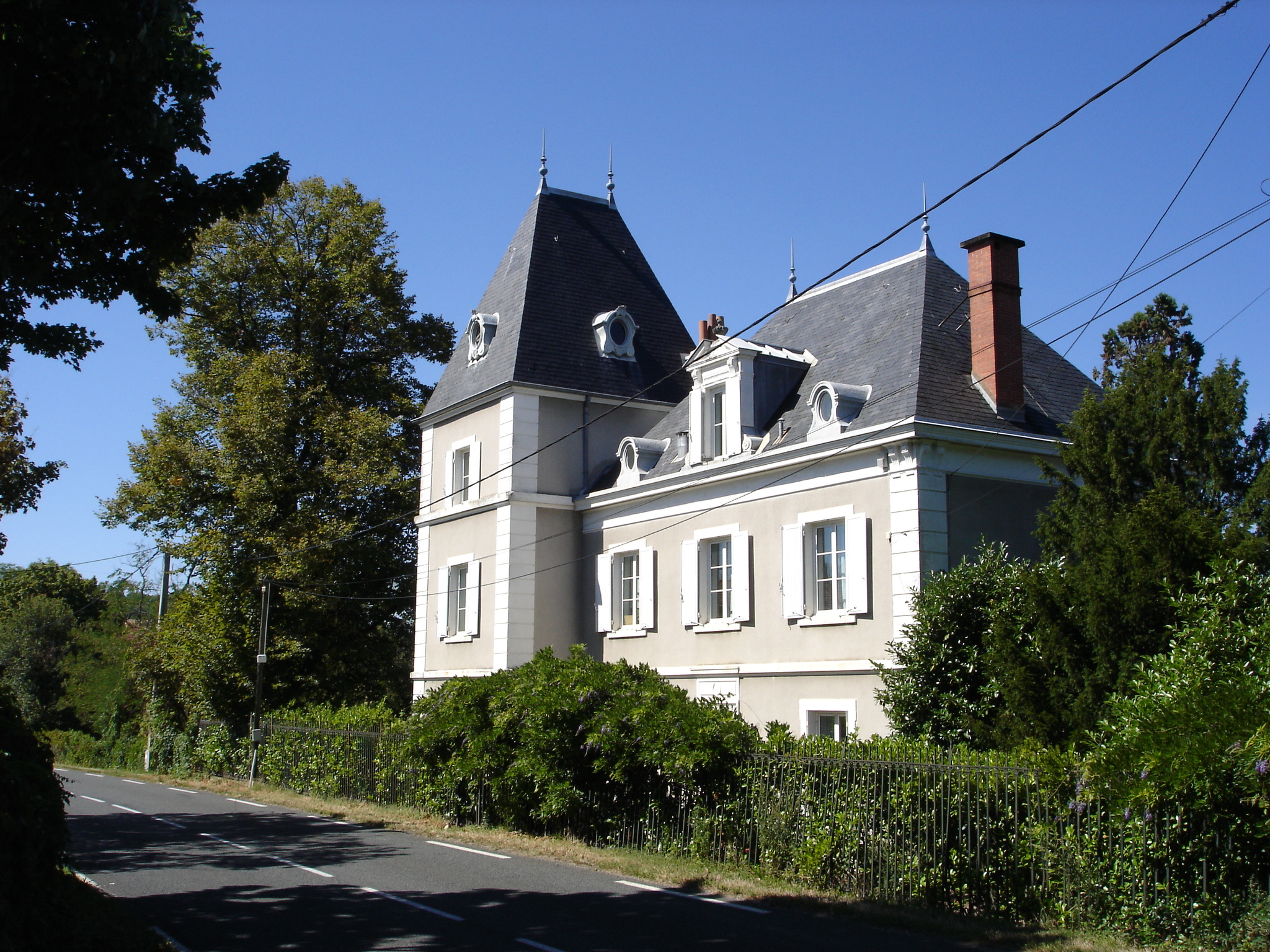 Chateau de Montplomb